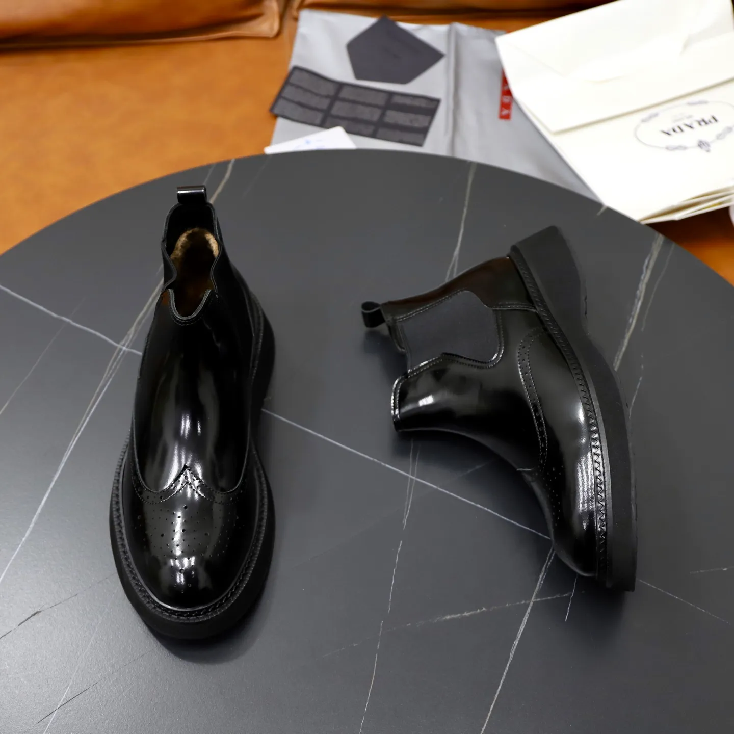 Ex-factory price: 680💰🙅‍♂️🙅‍♂️🙅‍♂️Fellow lining Cowhide lining Brand: PRADA Standard code: 38-44 (45 customized) Grade: Same style as the official website Material: Original high-grade cowhide surface Comfortable velvet lining Cowhide lining optional Non-slip soft wear-resistant outsole Style category: Men's fashionable casual boots Distinguished luxury brand elements Top luxury color: actual picture color